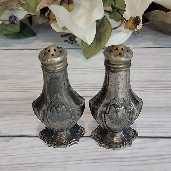 Vintage victorian style pedastal salt and pepper shakers - Picture 5 of 10